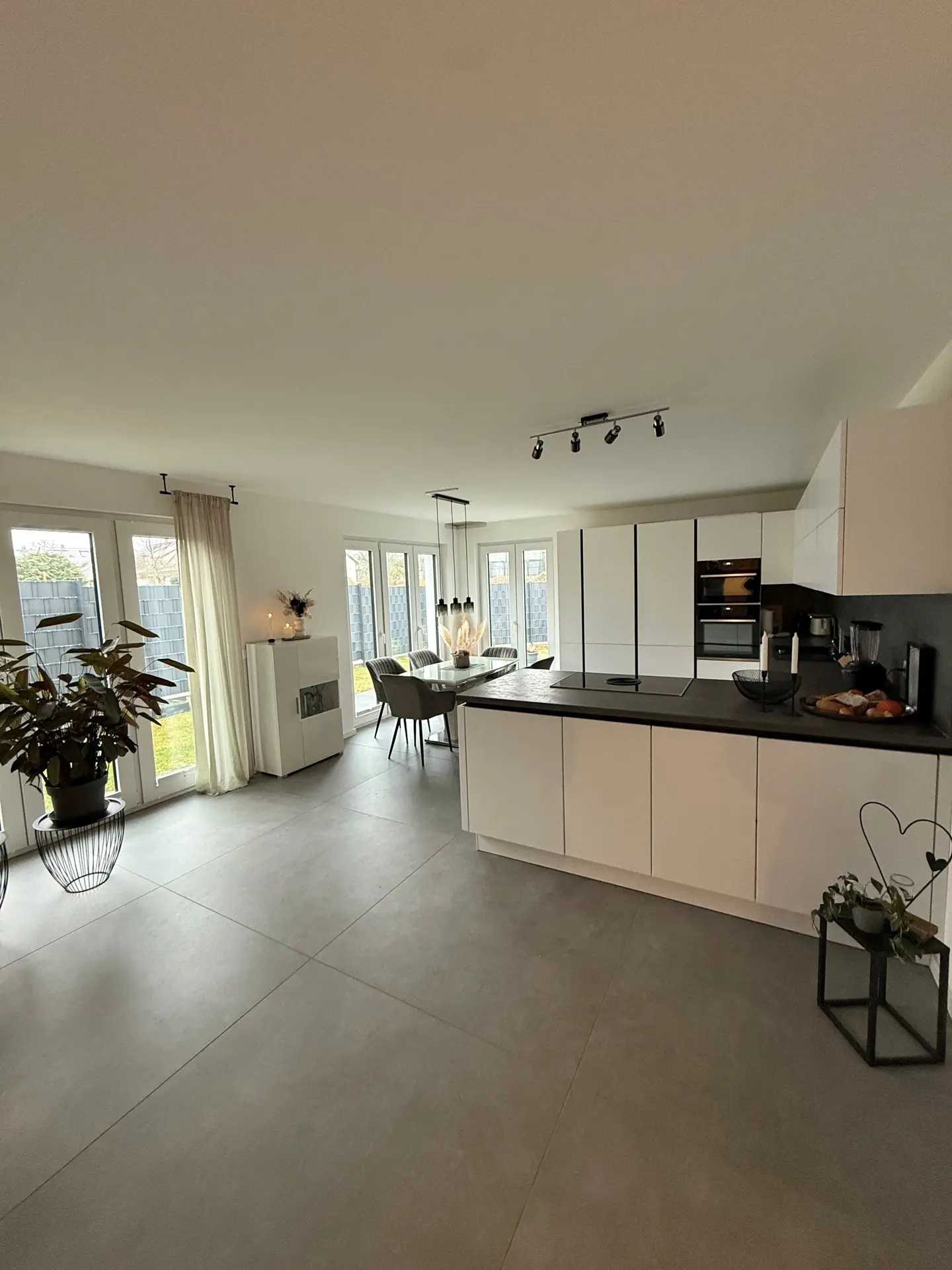 Angebote - image pfeil-runter on https://immomk.de