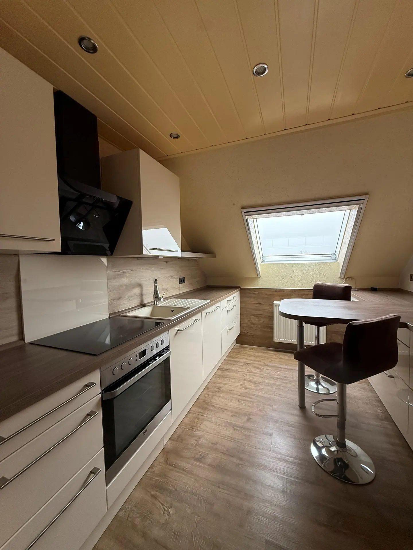 Angebote - image pfeil-runter on https://immomk.de